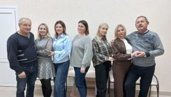 Природа, увы, засыпает, но людям грустить не резон, двери свои открывает, опять театральный сезон.
