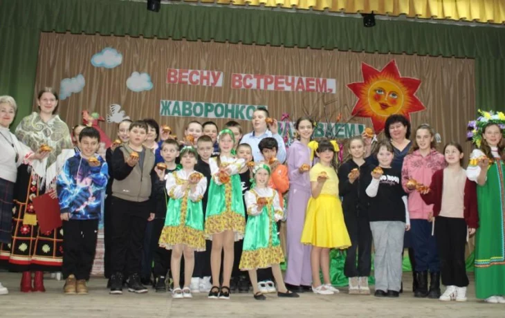 Весну встречаем, жаворонков зазываем! Весну встречаем, жаворонков зазываем!